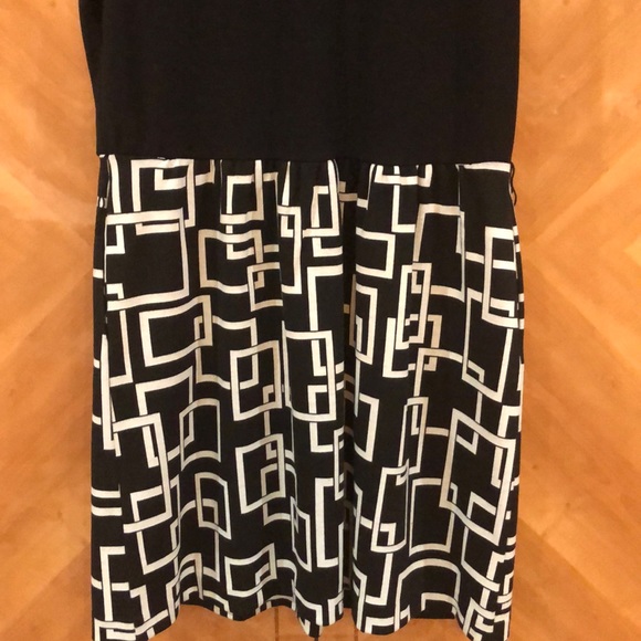 Black and White Short Sleeve Dress - Picture 3 of 8